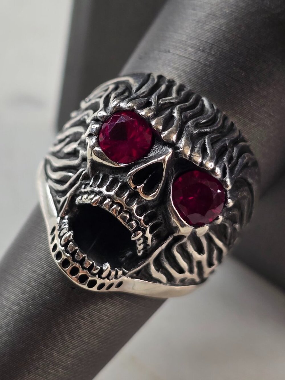 Mens Sterling Silver Ruby Eyed Skull Ring 14.4g E3021
